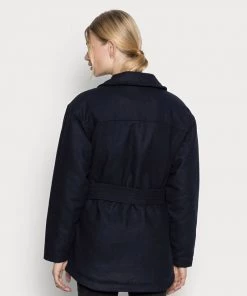 Moves Damen SUSTILLA Kurzmantel Navy Blazer -Moves Offizieller Webshop aa314bc0fef14b7a9668493768579f09