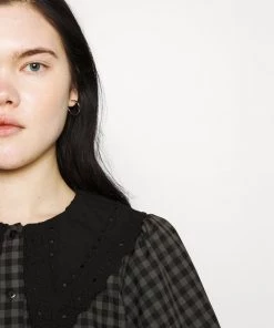 Moves Damen KALLI Bluse Smoked Grey -Moves Offizieller Webshop f8f28fc64fe341c58919f63aca3e4abe