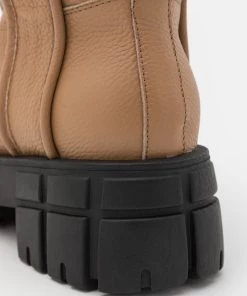 L37 Damen NEED YOU NOW Plateaustiefel Beige -Moves Offizieller Webshop dd64eb9f2e5f49b19c65f0d18740d5b3